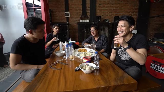 Momen tak terduga Ariel Noah usili Andre Taulany. (credit:youtube.com/@taulany_tv)