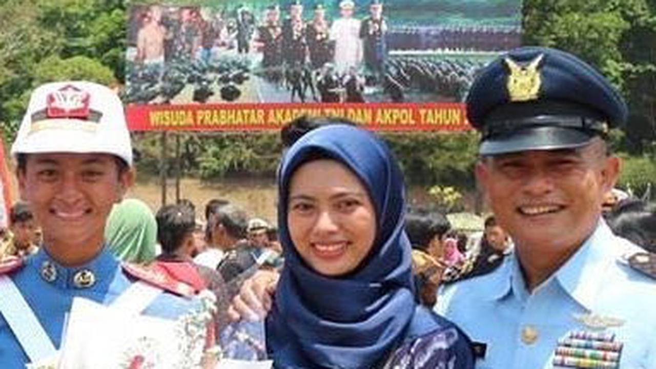 Potret Nilam bersama kakak dan ayahnya, di acara kelulusan dirinya dari Akademi Militer (Akmil).