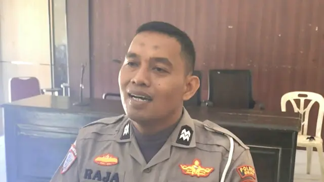 Anggota Satuan Lalu Lintas Polres Sinjai, Aiptu Rajamuddin meminta maaf kepada wakil kepala sekolah SMA Negeri 1 Sinjai