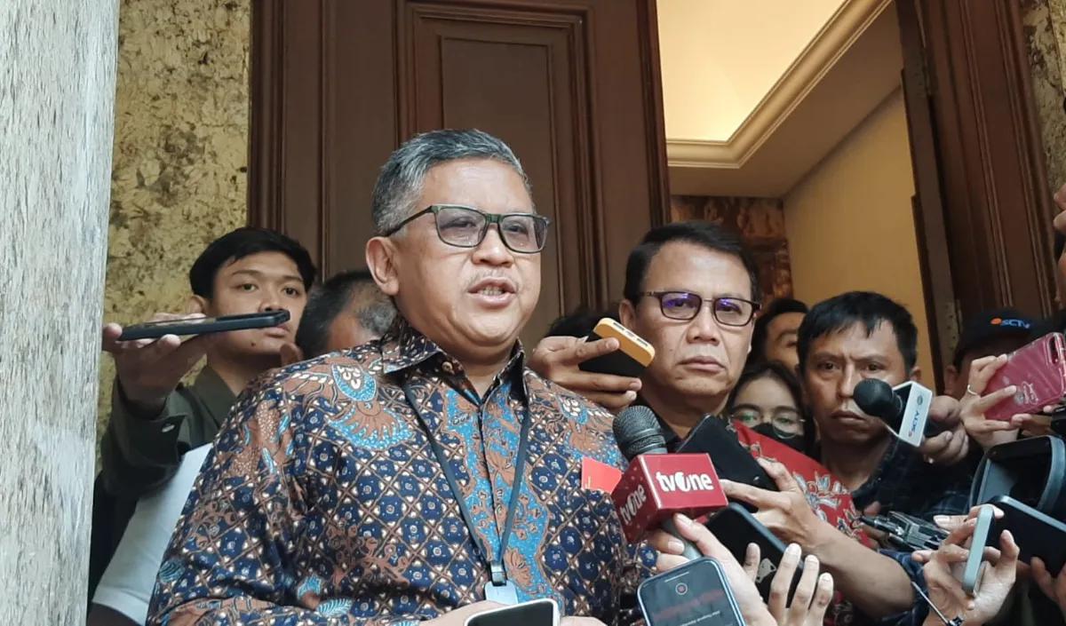 Hasto berdalih hari ini Megawati hanya bertemu jajaran internal DPP PDI Perjuangan. Hasto menegaskan soal sosok pendamping Ganjar tunggu pengumuman resmi pada besok hari.<br>