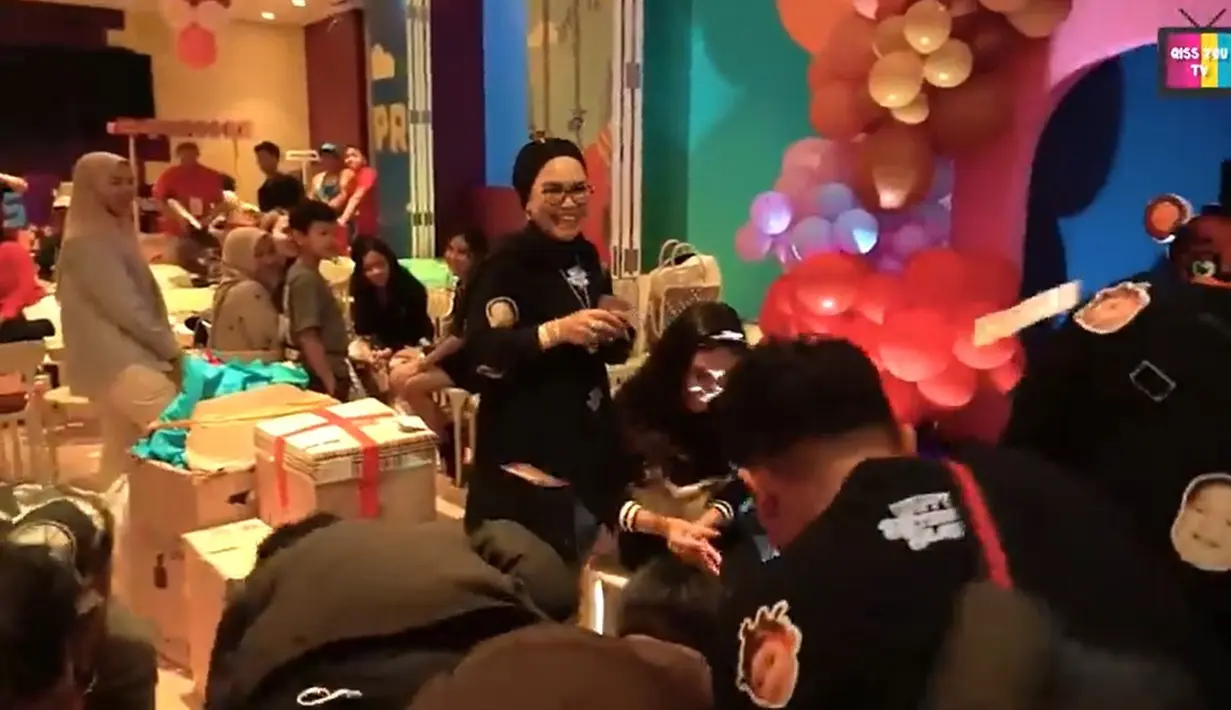 Tidak hanya keseruan saat anak-anak yang berebut, tapi juga orangtua juga saat berebut uang. Umi Kalsum, ibunda Ayu Ting Ting tampak beberapa kali menyebarkan uang dan menjadi rebutan. Abdul Rozak tampak ikut berebut hingga beberapa kali terjatuh. [Youtube/Qiss You TV]