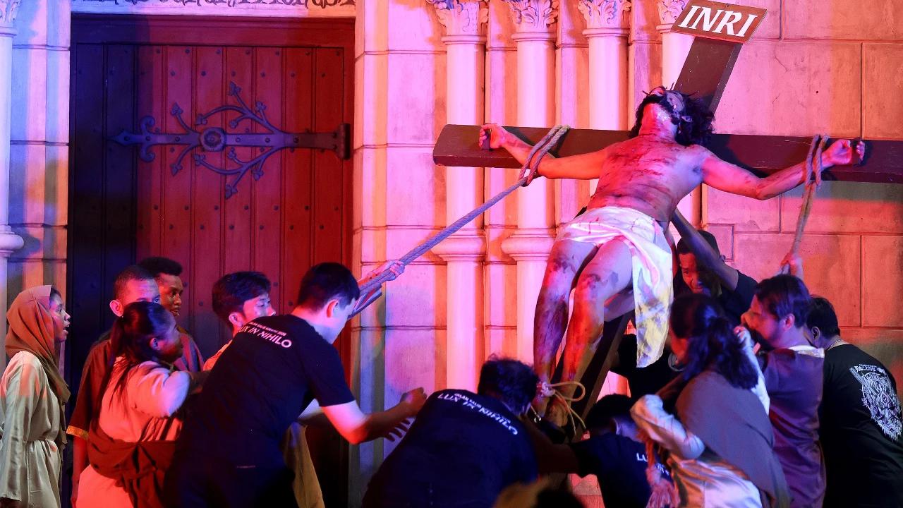 FOTO: Jalan Salib Hadirkan Suasana Khidmat Jumat Agung di Katedral Jakarta