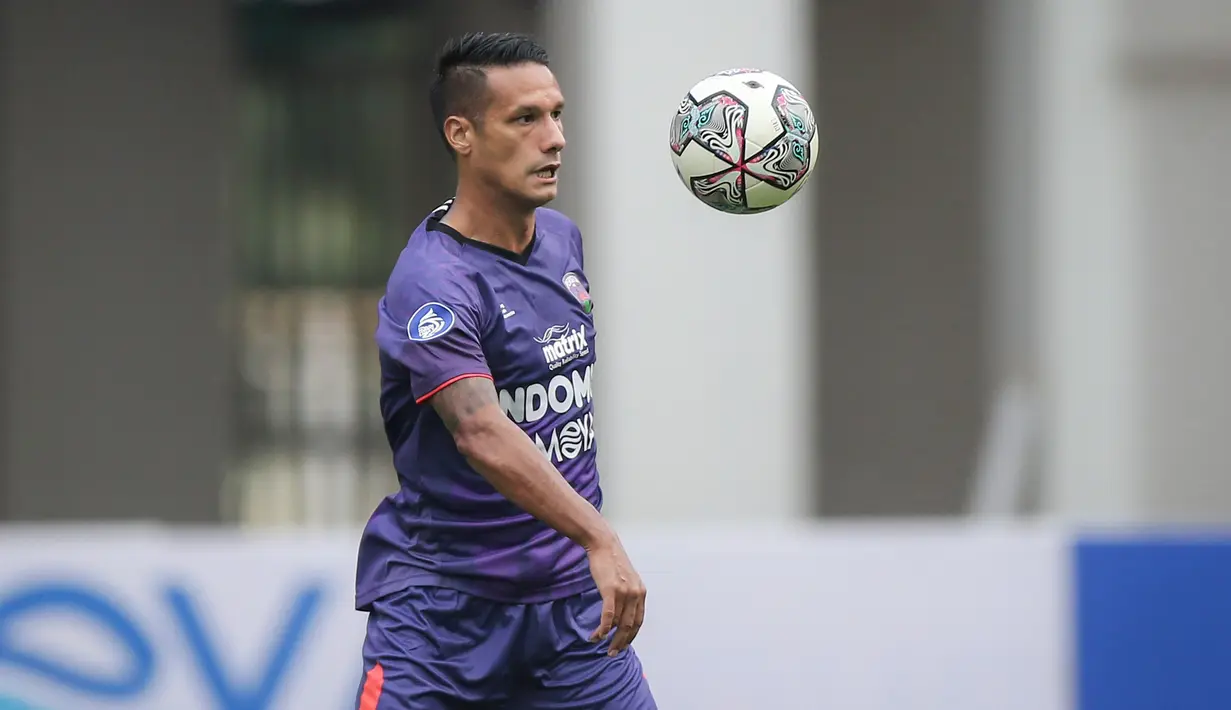 Raphael Maitimo mengalwali kiprahnya di Piala AFF yaitu pada edisi 2012. Ia kembali dipanggil Timnas Indonesia pada Piala AFF 2014. Sayangnya, skuat Merah Putih tak mampu lolos dari fase grup. (Bola.com/Bagaskara Lazuardi)
