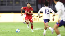Pemain Timnas Indonesia, Rizky Ridho, menggiring bola melewati pemain Chinese Taipei saat laga FIFA Matchday di Stadion Gelora Bung Tomo (GBT), Surabaya, Jumat (05/09/2025). (Bola.com/Abdul Aziz)