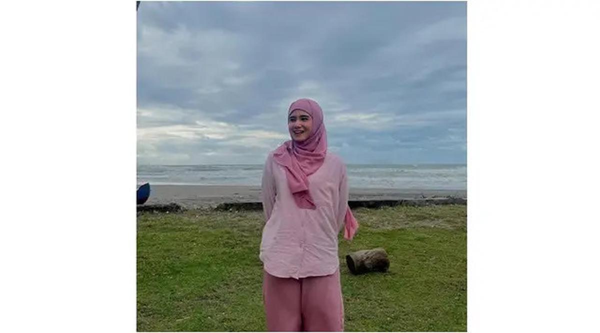 6 Potret Berhijab Wulan Guritno dan Tissa Biani di Proses SyutingFilmNorma