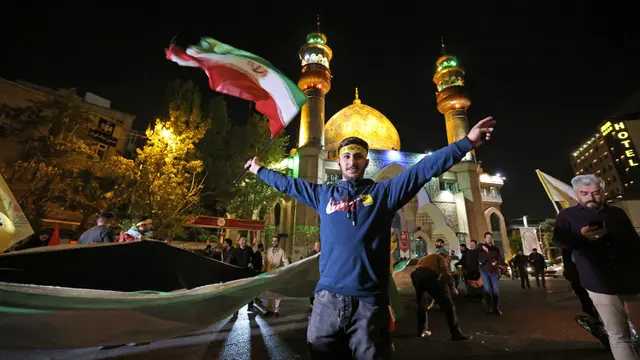 Warga Iran Turun ke Jalan Dukung Serangan ke Israel