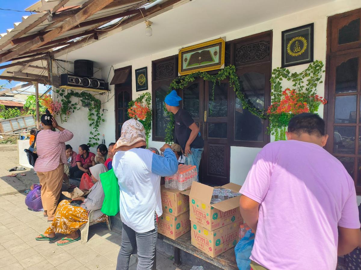 Para korban kebakaran atau warga yang terdampak mengungsi di posko pengungsian yang berada di Musala Al-Ikhlas, Rabu (2/9). (merdek.com/Kadafi).