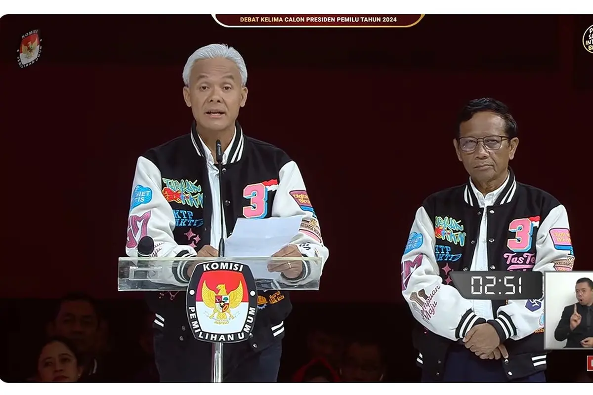 Calon Presiden (Capres) nomor urut 03 Ganjar Pranowo menyampaikan pernyataan penutup atau closing statement didampingi Calon Wakil Presiden (Cawapres) Mahfud Md di debat Pilpres 2024.