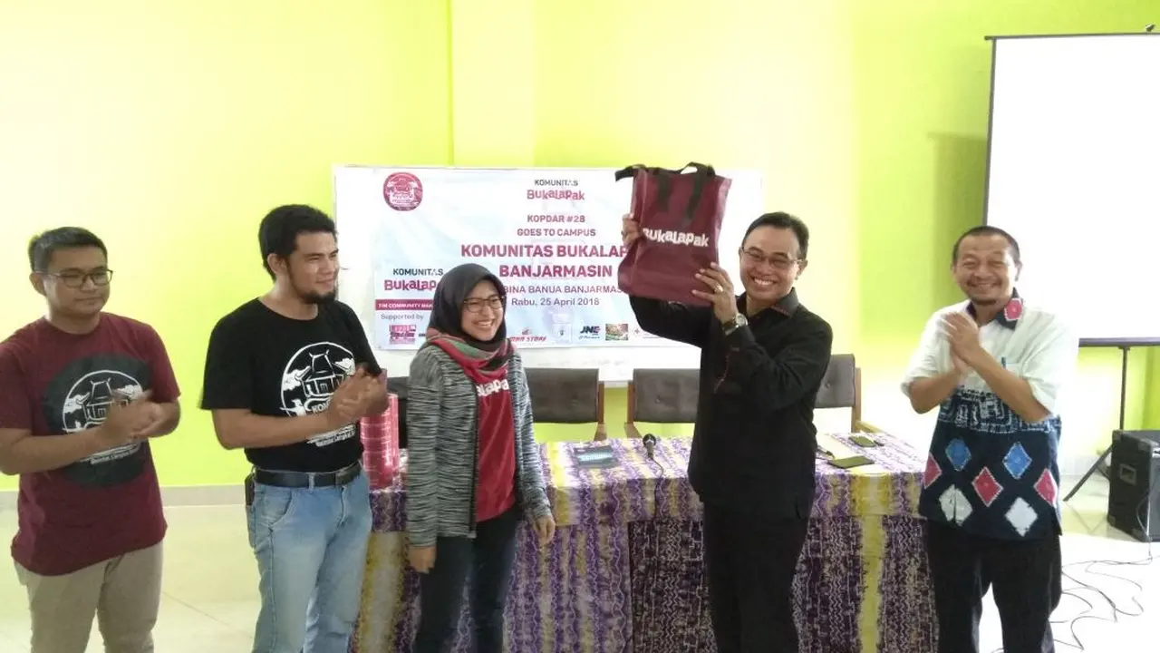 Mega Tri Agustina (Community Manager Bukalapak) dan Dr. H. M. Zairullah Azhar, M. Sc, Ketua Yayasan Pendidikan Bina Banua
