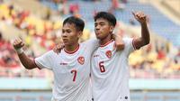 Selebrasi striker Timnas Indonesia U-16, Zahaby Gholy (kiri) bersama Evandra Florasta setelah mencetak gol pertama ke gawang Timnas Vietnam U-16 pada laga perebutan tempat ketiga Piala AFF U-16 2024 di Stadion Manahan, Solo, Rabu (3/7/2024). (Bola.com/Abdul Aziz)