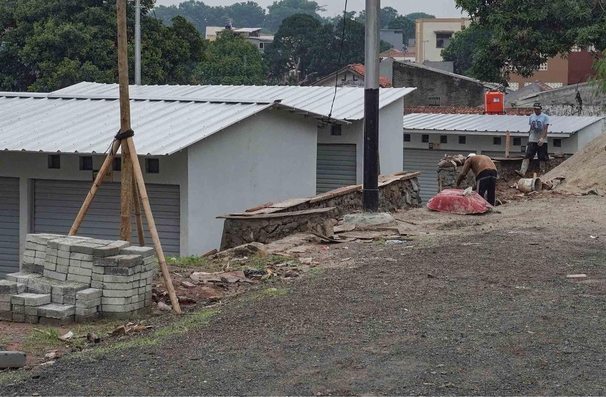 FOTO: Pasar Relokasi Pedagang Pasar Barito di Lenteng Agung masih Sepi
