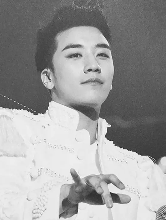 Jika terlihat banyak foto wanita yang diunggah Seungri di akun instagramnya, mereka bukanlah kekasihnya, wanita tersebut hanya sekedar teman dan lawan mainnya di sebuah film. (Instagram/seungriseyo)