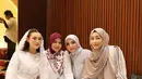 Hijab yang dipilihnya pun selaras dengan tunik, menampilkan nuansa warna yang harmonis dan menambah kesan anggun pada keseluruhan penampilannya. [@ashanty_ash].