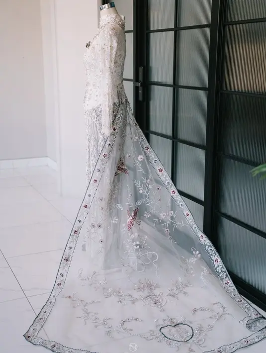 Kebaya pengantin ini dilengkapi dengan train panjang sulaman yang bikin kebayanya makin cantik [@melly_goeslaw]