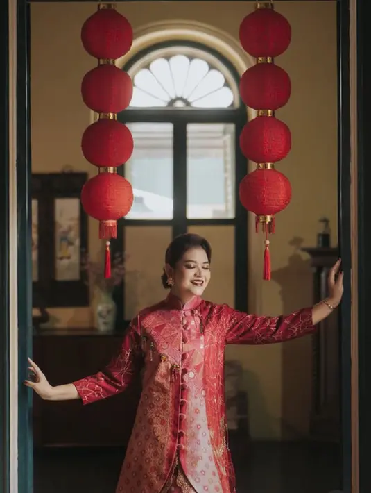 Lagi-lagi Kahiyang Ayu andalkan lipstik merah dengan shade yang lebih deep untuk tampilan anggunnya. [@ayangkahiyang]