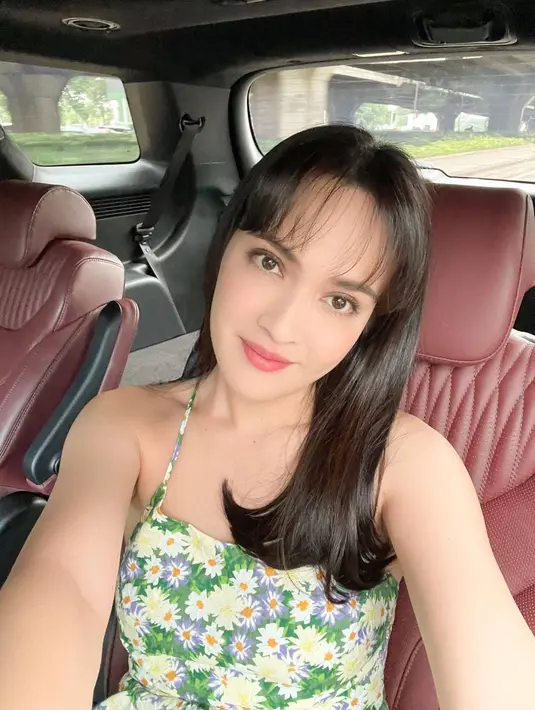 Tampil dengan gaya rambut baru, sosok Shandy Aulia ini pun tampil fresh bak anak muda. Tidak sedikit yang memuji penampilannya tersebut bak seleb Korea Selatan, Song Hye Kyo. Sudah jadi ibu satu anak, tidak banyak seleb Indonesia yang bisa tampil awet muda dan menawan. (Liputan6.com/IG/@shandyaulia)