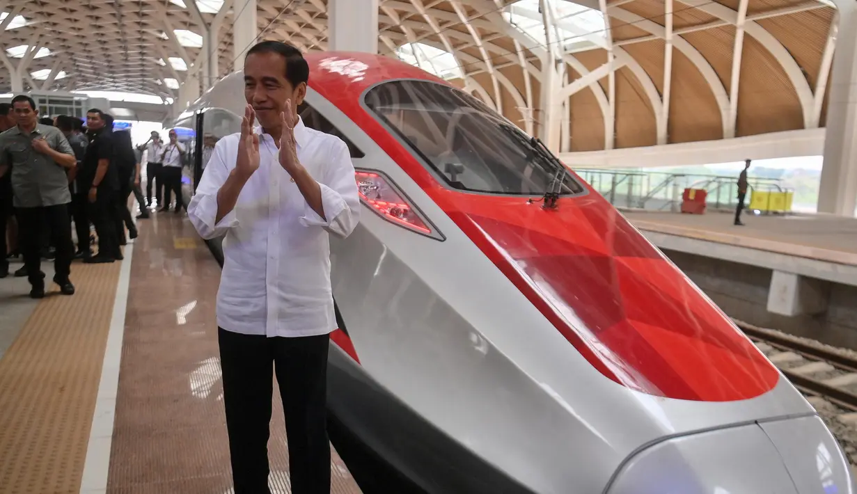 Presiden Indonesia Joko Widodo memberi isyarat selama uji coba kereta cepat Jakarta di Jakarta-Bandung pada 13 September 2023. (Akbar Nugroho Gumay/Antara Foto/AFP)