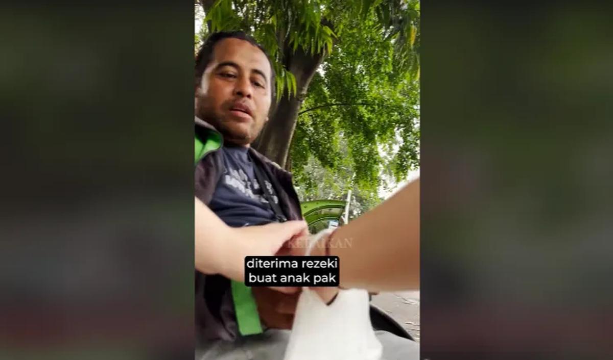 "Kebetulan saya ada sedikit rezeki buat bapak, diterima rezeki buat anak pak," ujar wanita ini memberikan beberapa lembar uang Rp100 ribu. <br>