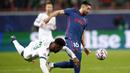Gelandang Atletico Madrid, Hector Herrera, berebut bola dengan penyerang Lokomotiv Moscow, Ze Luis, pada laga lanjutan Liga Champions 2020/2021di Stadion Lokomotiv, Rabu (4/11/2020) dini hari WIB. Atletico Madrid bermain imbang 1-1 melawan Lokomotiv Moscow. (AFP/Maxim Shemetov/pool)