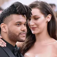 Bella Hadid dikabarkan tak pernah bisa sepenuhnya move on dari The Weeknd bahkan setelah mantannya tersebut sempat berpacaran dengan dengan Selena Gomez. (People)