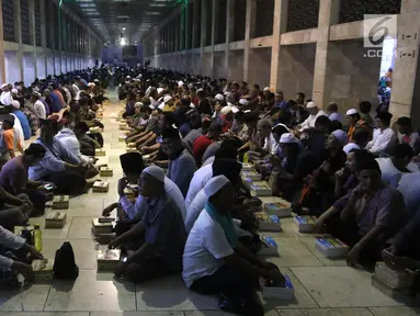 Ribuan umat muslim menunggu buka puasa di Masjid Istiqlal, Jakarta, Kamis (17/5). Panitia menyediakan 3.500 paket makanan untuk buka puasa bersama. (Liputan6.com/Arya Manggala)