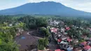 Foto udara menunjukkan kerusakan di sebuah desa yang terkena dampak banjir bandang di Tanah Datar, Sumatera Barat, Indonesia, Senin, 13 Mei 2024. (AP Photo/Ali Nayaka)