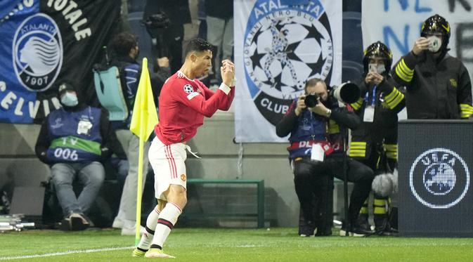 Cristiano Ronaldo. Striker yang kembali memperkuat Manchester United ini total membuat 38 kali braces dalam 180 laga di Liga Champions bersama Manchester United, Real Madrid dan Juventus. Braces teranyarnya dibuat saat Setan Merah bermain imbang 2-2 dengan Atalanta, 2 November 2021. (AP/Luca Bruno)