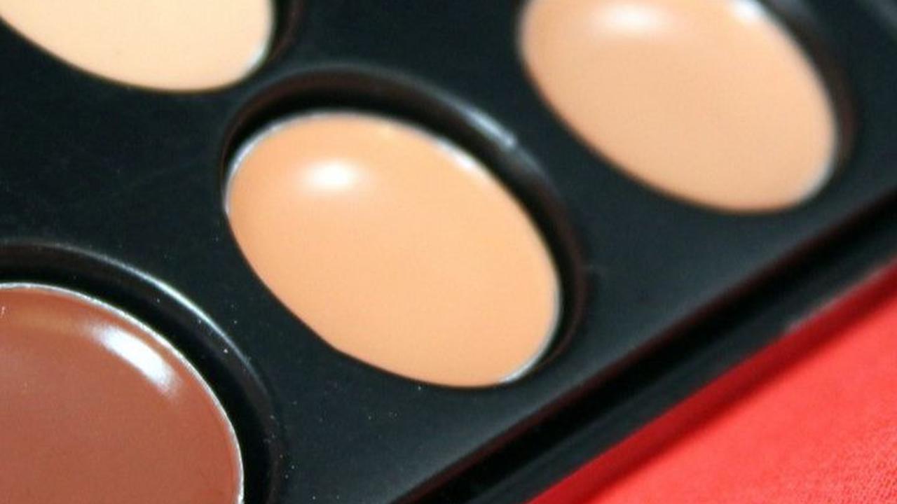3. Pilih Warna Concealer yang Sesuai dengan Warna Bintik di Wajah<br>