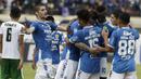 Pemain Persib Bandung merayakan gol yang dicetak oleh Ezechiel Ndouasel ke gawang Persiwa Wamena pada laga Piala Indonesia di Stadion Si Jalak Harupat, Bandung, Senin (11/2). Persib menang 7-0 atas Persiwa. (Bola.com/M Iqbal Ichsan)