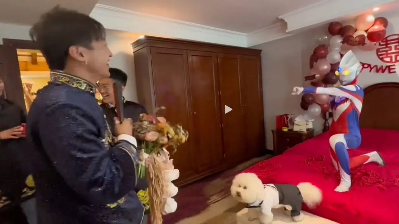 Seorang mempelai wanita mengejutkan pengantin pria dengan baju ultra-man di hari pernikahan
