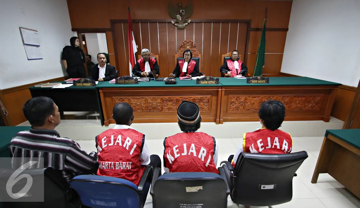 Suasana sidang vonis kasus narkotika sabu 6,3 kg di PN Jakarta Barat, Rabu (11/5). Sidang ditunda hingga minggu depan akibat hakim ketua yang memimpin sidang berhalangan hadir. (Liputan6.com/Immanuel Antonius)