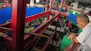 Seorang pengunjung terlihat mengamati proses pengerjaan eskalator di Blok G Tanah Abang, Jakarta Pusat, Selasa (8/7/2014) (Liputan6.com/Faizal Fanani)