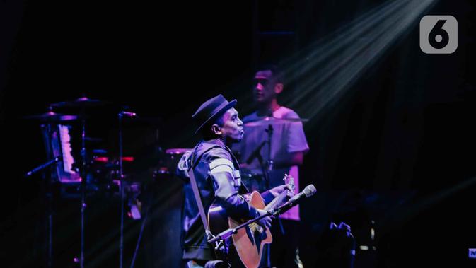GLENN FREDLY TUTUP USIA: Penampilan Glenn Fredly saat tampil dalam festival musik Love Fest di Istora Senayan, Jakarta, Sabtu (22/2/2020). Dalam penampilannya Glenn Fredly membawakan sejumlah lagu hits nya seperti sedih tak berujung, akhir cerita cinta, januari. (Liputan6.com/Faizal Fanani)