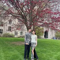 Callista Arum dan Cinta Brian tampil serasi dengan kebaya dan batik nuansa hijau dan hitam saat menghadiri wisuda kakak Callista di Amerika Serikat. (Foto: Instagram @cinta_brian)