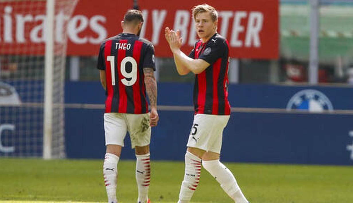 Striker AC Milan, Ante Rebic, berebut bola dengan kiper Sampdoria, Emil Audero, pada laga Liga Italia di Stadion San Siro, Minggu (4/4/2021). Kedua tim bermain imbang 1-1. (AP Photo/Antonio Calanni)