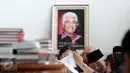 Suasana duka di kediaman Adnan Buyung Nasution di kawasan Lebak Bulus, Jakarta, Rabu (23/9/2015). Adnan meninggal pada pukul 10.14 WIB di RSPI. (Liputan6.com/Helmi Afandi)