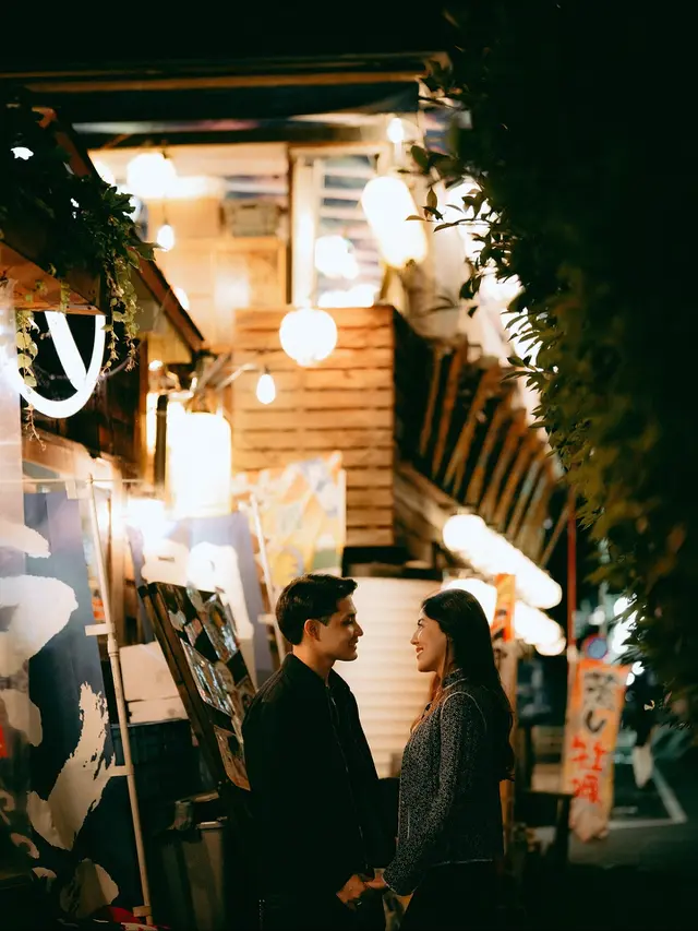 Gaya Serasi Teuku Rassya dan Calon Istri Saat Lamaran Romantis di Jepang, Layering Monokrom Jadi Kunci Tampil Elegan