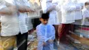Ribuan umat muslim menunaikan ibadah salat Idul Fitri 1 Syawal 1436 H di Masjid Agung Al Azhar Jakarta, Jumat (17/7/2015). Tampak, salah satu anak terlihat khusyuk saat melaksanakan salat Id di halaman Masjid Agung Al Azhar. (Liputan6.com/Yoppy Renato)