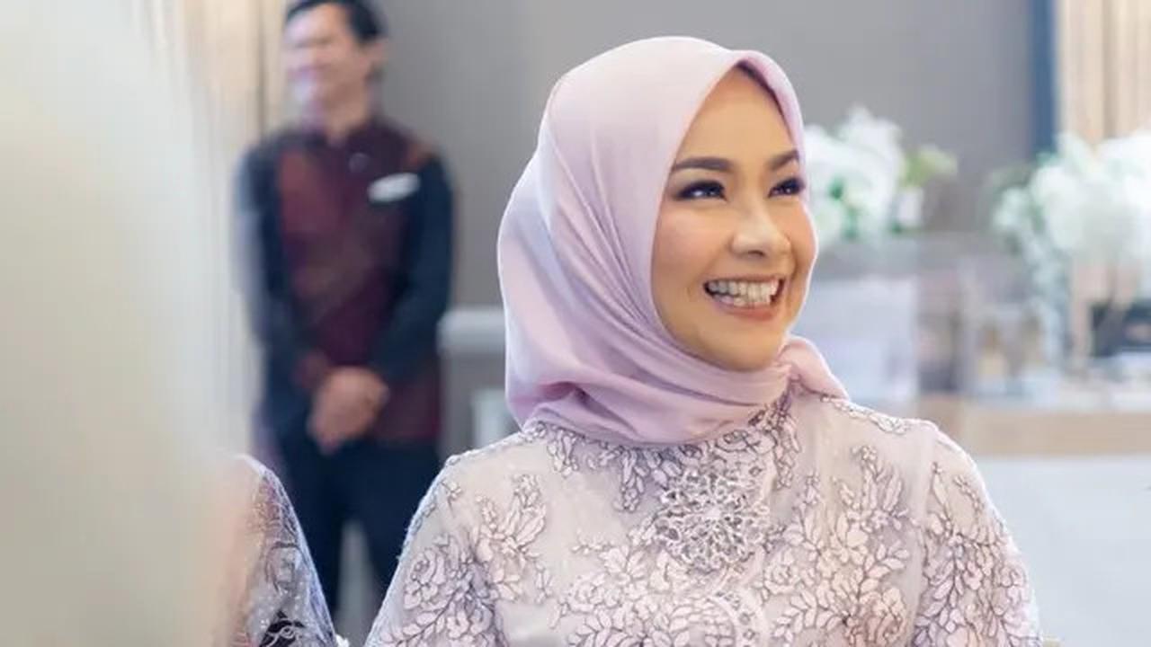 6 Potret Awet Muda Alya Rohali Kenakan Kebaya Ungu saat Acara Tunangan Putri Sulungnya