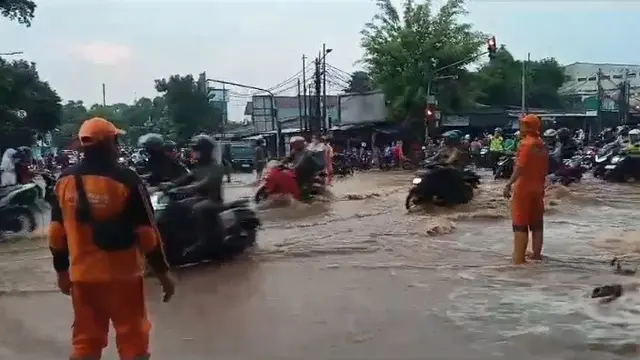 Penampakan Banjir di Jalan Raya Bogor KM 19 (HEK), Kramat Jati, Jakarta Timur.