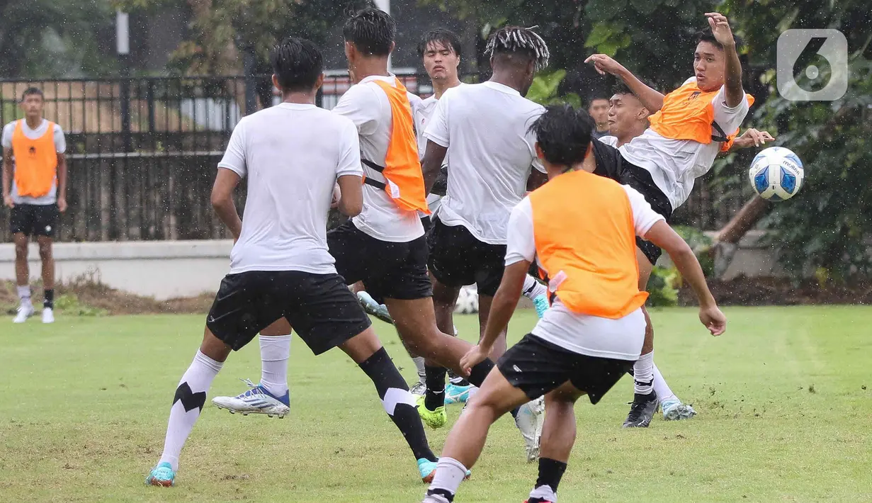 Imbas dari keputusan FIFA, dunia sepak bola Indonesia terancam terkena sanksi dari pencoretan status sebagai sebagai tuan rumah pelaksanaan Piala Dunia U-20 2023. (Liputan6.com/Herman Zakharia)