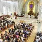 Umat Kristen dalam kebaktian Jumat Agung Hari Raya Paskah di Gereja Katedral, Denpasar, Bali. Sedikitnya 237 gereja di Bali menjadi pusat kebaktian pada puncak perayaan Hari Raya Paskah 2011. (ANTARA)