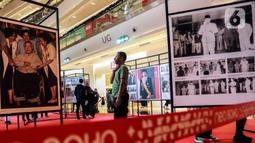 Pengunjung melihat Pameran Foto Potret 7 Presiden RI dengan tema "7 Citizen No.1" di Mall Neo Soho, Jakarta, Selasa (22/11/2022). Pameran ini berlangsung dari tanggal 20 November 2022 sampai 3 Desember 2022. (Liputan6.com/Johan Tallo)