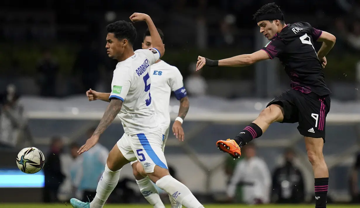 Di laga lainnya, Meksiko memastikan lolos ke Piala Dunia Qatar 2022 usai menang 2-0 atas El Salvador. Dengan tambahan 3 poin, Raul Jimenez dkk. berhasil finis di posisi kedua di bawah Kanada. (AP/Eduardo Verdugo)