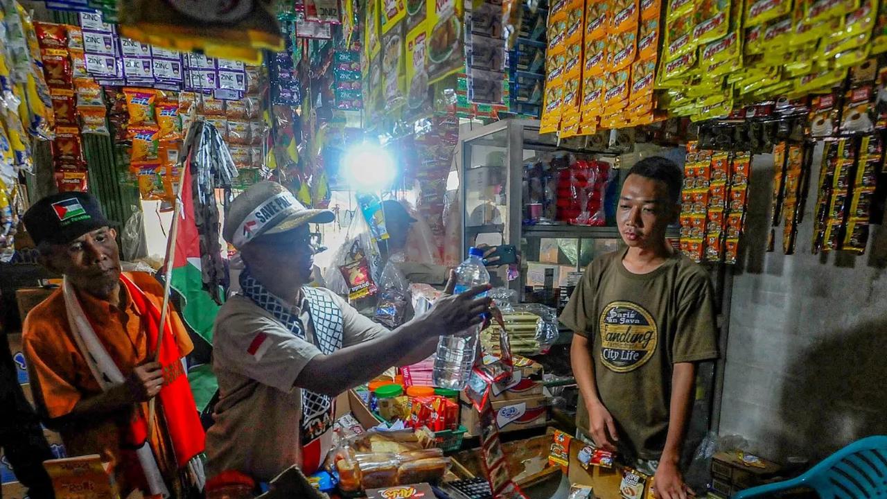 Selain itu, aksi boikot produk ini membuat hak konsumen terganggu dan terbatasi dalam memilih produk yang akan dibelinya.