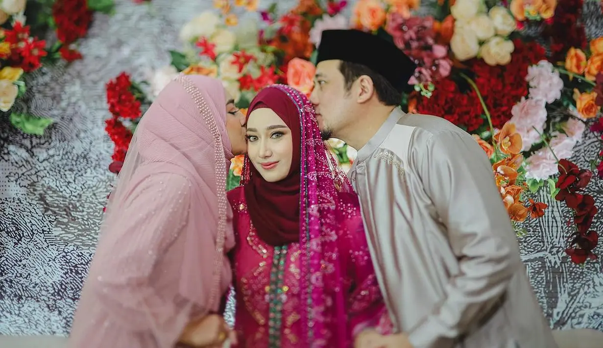 Setelah pengajian, perempuan yang akrab disapa Chacha itu melangsungkan prosesi siraman jelang menikah [Foto: IG/nandito_photography].