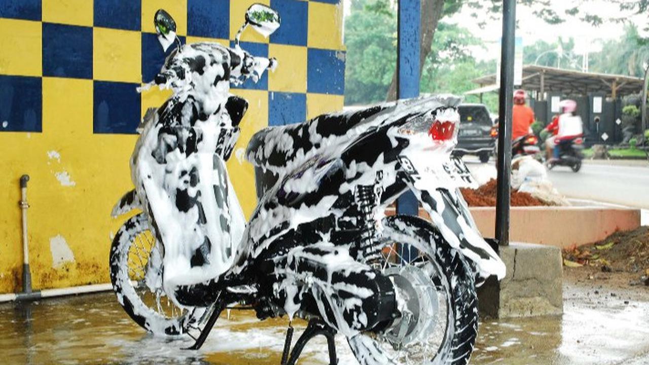 Jangan Mencuci Sepeda Motor saat Mesin Panas, Dampaknya Merugikan