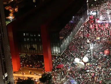 Ribuan orang menyemut di Sao Paulo, Brasil, Rabu (15/3). Warga Brasil menolak perubahan yang direncanakan untuk sistem pensiun. (AFP PHOTO / Miguel SCHINCARIOL)