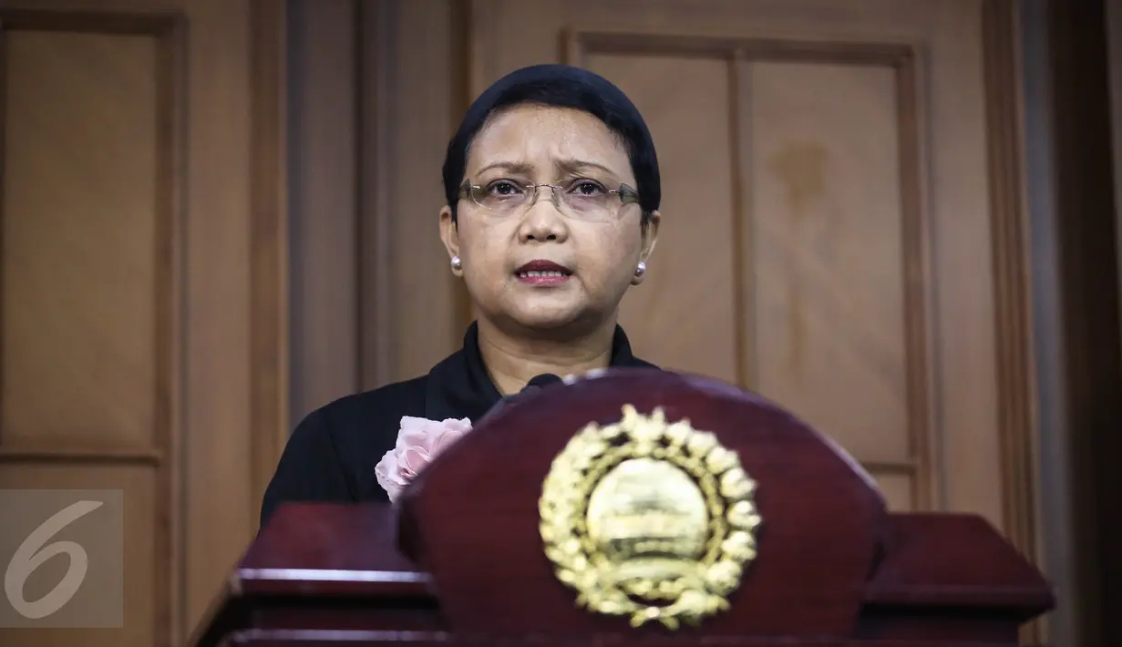 Menlu Retno Marsudi memberikan keterangan pers di Kantor Kemenlu, Jakarta, Selasa (5/4). Menlu Retno menegaskan bahwa Indonesia dan Filipina sepakat keselamatan 10 WNI yang disandera kelompok Abu Sayyaf menjadi faktor utama. (Liputan6.com/Faizal Fanani)