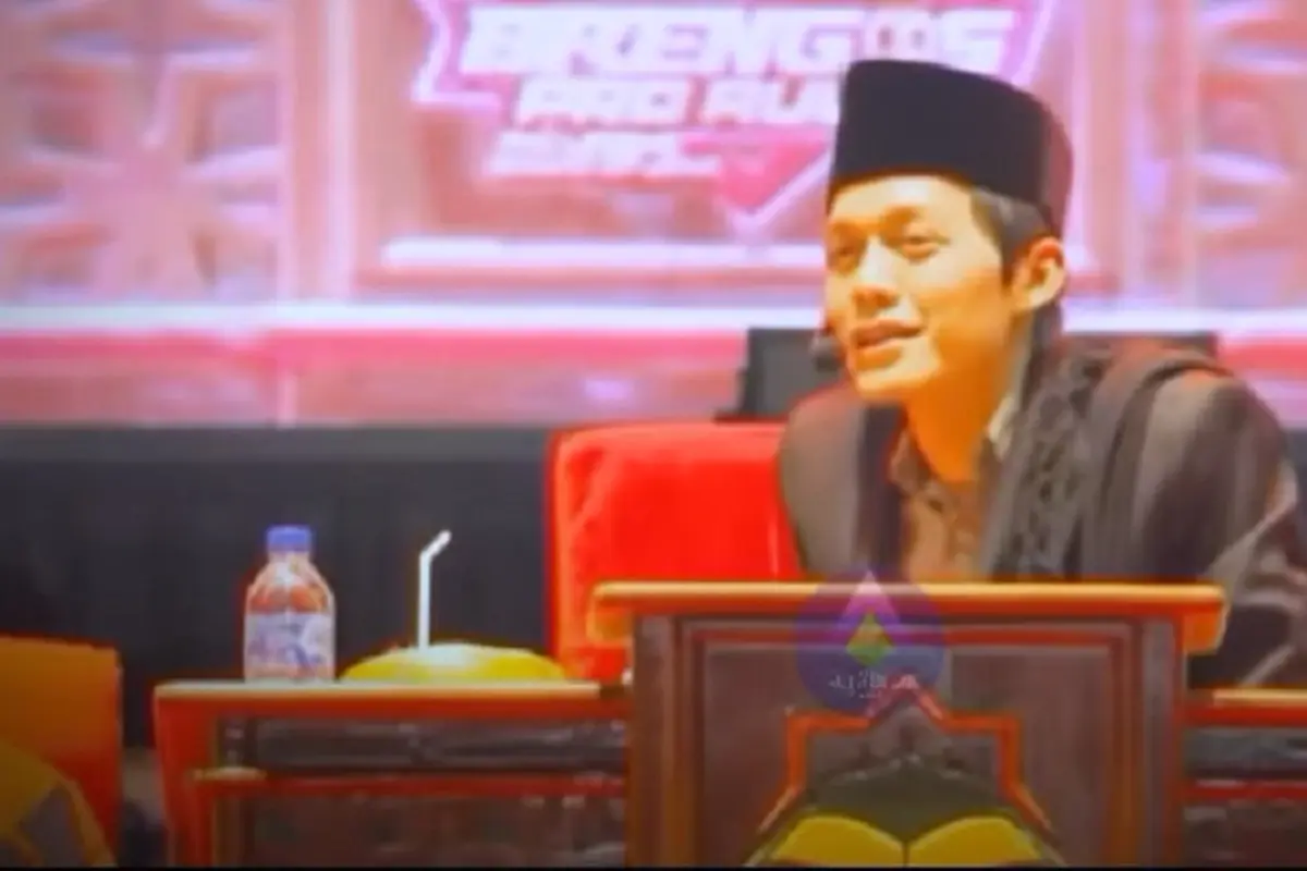 Jemaah asal Pare, Kediri ini masuk Islam dibimbing Gus Iqdam (SS: YT. Edot Bolang)